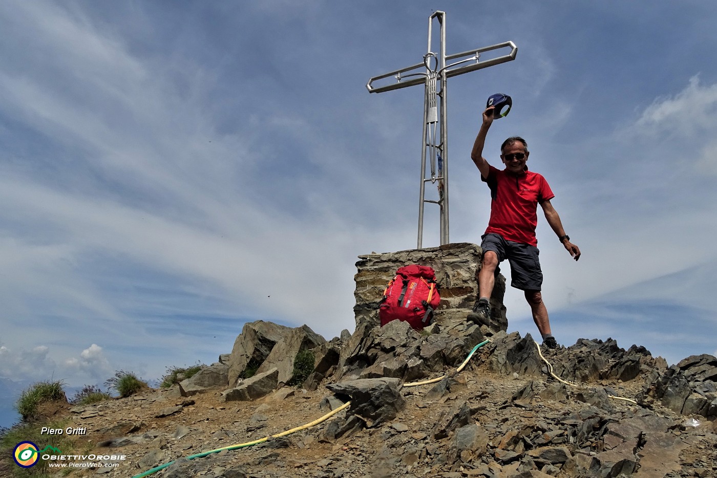 02 Alla bella croce di vetta del Pizzo Zerna (2572 m)-autoscatto.JPG